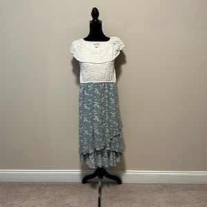 Girl’s lace & floral dress with high-low hemline